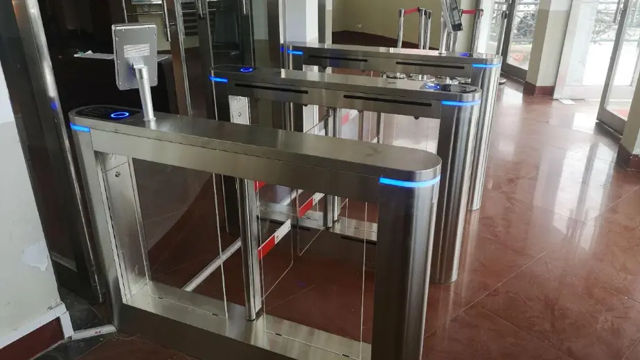 Porte d’accès par reconnaissance faciale