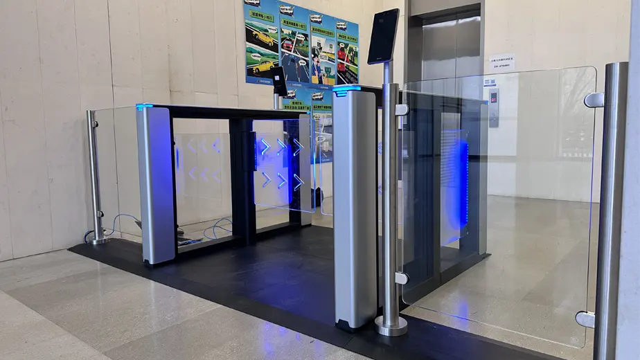 Porte de vitesse avec système de reconnaissance faciale