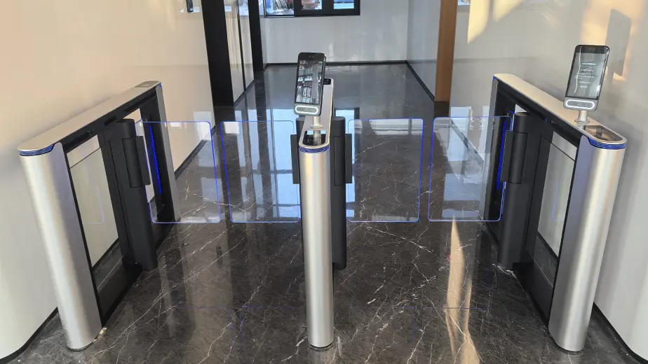 Portail battant à reconnaissance faciale pour bâtiment d’entreprise