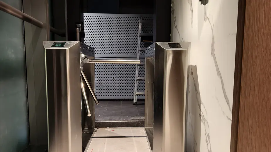 Torniquete trípode para gimnasio