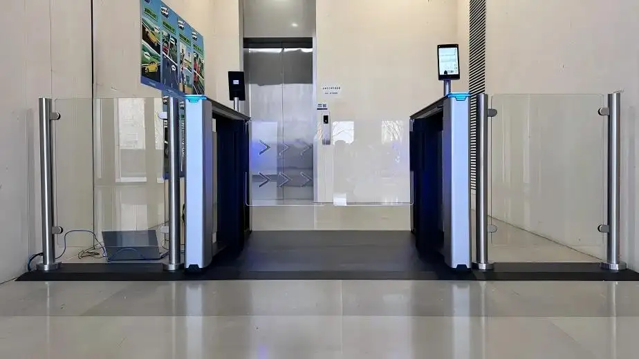 Solutions de portail de tourniquets à barrière de rabat pour immeubles de bureaux